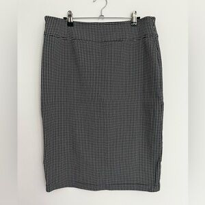 Soho Apparel | Woman’s Sz L | Black and White Pencil Skirt Knee-length 💖